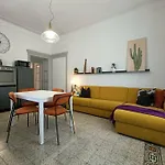 Stylish Flat Near Station And Center شقة كومو
