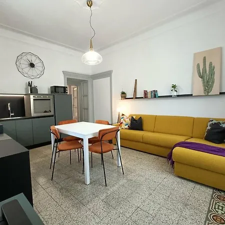 Stylish Flat Near Station And Center شقة *